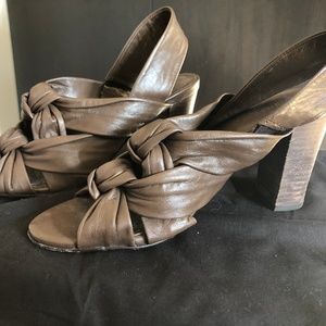 Uterqüe Brown Leather sandals